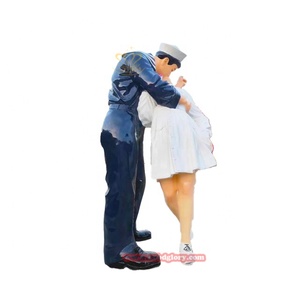 ประติมากรรมงานฝีมือเรซิ่นรูปปั้นจูบชัยชนะทำจากไฟเบอร์กลาสศิลปะการออกแบบภูมิทัศน์ถนนกลางแจ้ง - Product Image 3