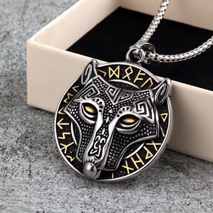 Yunnique – collier avec pendentif tête de loup en acier inoxydable, runes vikings, cadeau pour hommes et femmes, bijoux, accessoire de mode, chaîne de 60cm - Product Image 2