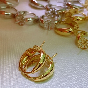 Support de boucles d'oreilles élégant et lisse en or 18 carats, finition brillante, avec surface fine et lisse pour incrustation de perles indépendante - Product Image 6