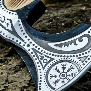 Hache Viking artisanale personnalisée avec tête en acier gravée sur mesure et fourreau en cuir pour le camping et la chasse en plein air - Product Image 6