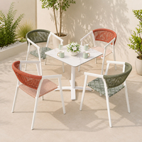 Collection de mobilier de repas extérieur commercial FLD1054 pour 2 à 6 personnes avec tables à piétement HPL et chaises en corde colorées pour hôtel, café, terrasse