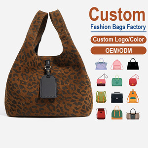 กระเป๋าสะพายข้างหนังกลับแท้ลายเสือดาว สายโซ่ถอดได้ ทรงแข็งแรงแต่ยืดหยุ่น รับทำโลโก้ตามสั่ง ขายตรงจากโรงงาน - Product Image 1