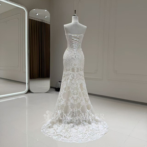 Robe de mariée moderne Xx102, élégante, coupe fourreau ajustée, avec appliques florales en dentelle 3D, traîne chapelle, longueur ras du sol, pour la mariée - Product Image 4