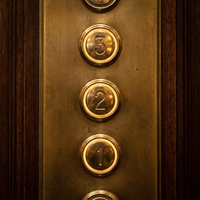 Ascenseur domestique classique en noyer à moteur avec finition miroir or rose pour résidence traditionnelle à 3 étages