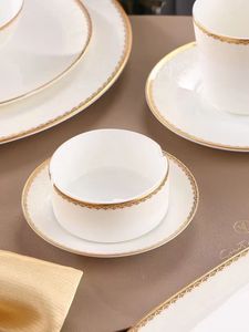 ชุดอาหารค่ำหรูหราทำจากเซรามิกเนื้อ Bone China สีขาว พร้อมขอบทอง ประกอบด้วยจาน ชาม ถ้วย และจานรอง สำหรับงานแต่งงาน ร้านอาหาร และใช้ในบ้าน - Product Image 4
