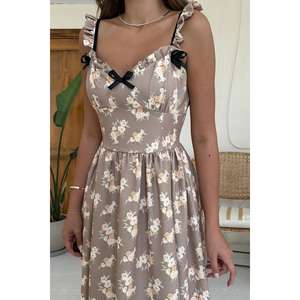 Vestido floral marrón al por mayor con tirantes finos, cintura imperio, corte A, tejido transpirable, para uso diario informal - Product Image 2