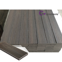Dalles de terrasse en composite bois-plastique (WPC) à emboîtement, design traditionnel extérieur, surface grain de bois, aspect teck