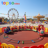 Train électrique miniature sur circuit en boucle pour aire de jeux pour enfants dans un parc à thème commercial en plein air