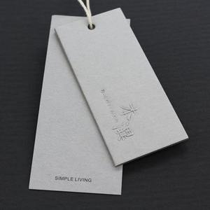 Etiquetas colgantes de lujo personalizadas con logotipo, etiquetas colgantes impresas en caliente para ropa, forma de rollo con borde cortado con láser - Product Image 5