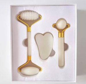 Ensemble de rouleau de jade blanc et de Gua Sha, coffret cadeau d'outils de soin de la peau - Product Image 1