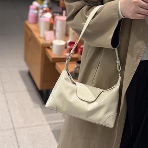 Sac à bandoulière en cuir de vachette ciré haut de gamme, petit sac de mode à porter à l'épaule, sac banane pour trajets quotidiens - Product Image 5