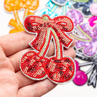 Soldes d'usine : Patch thermocollant brodé de sequins colorés motif cerise et nœud, idéal pour la décoration de t-shirts, sacs et chapeaux