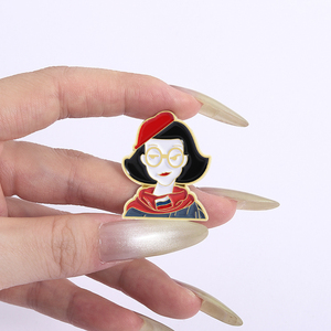 Cartoon Russisches Mädchen Emaille-Anstecknadeln Ethnisches Kostüm Charakter-Brosche Schmuck Geschenk für Freunde Großhandel - Product Image 4