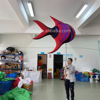 Ballon gonflable de marionnette de poisson de marche drôle d'animal de mer sauter poissons tropicaux avec la lumière de LED pour l'événement de défilé
