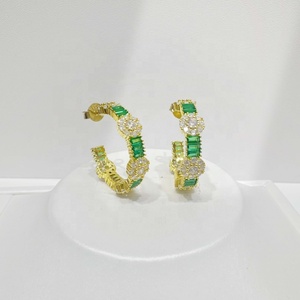 Pendientes de moda para mujer de latón con circonita de corte esmeralda, piedra colorida, lujo a precio mayorista, baratos, de oro de 14k y 18k, regalo para fiesta - Product Image 1