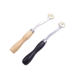 Rouleau de marquage en métal avec manche en bois noir pour le marquage et le repérage des espaces sur le cuir - Product Image 1