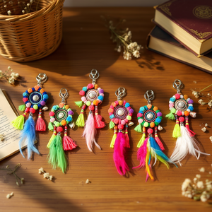 Portachiavi in stile etnico con nappe colorate e piume decorative per borsa o portachiavi - Product Image 2