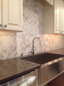 Calacatta oro a spina di pesce mosaico di marmo moderno piastrelle lucidate per la parete interna per uso bagno o spazi bianchi - Product Image 4