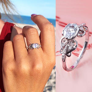 Anello di fidanzamento da donna Q472 in argento con diamante ovale coltivato in laboratorio e diamanti laterali, colore G - Product Image 1