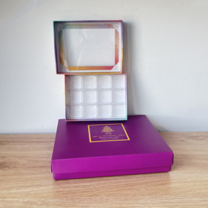 Scatola di Lusso in Stile Francese per Macaron con Inserto in PET Trasparente e Chiusura Magnetica per Confezioni Regalo di Pasticceria Artigianale - Product Image 5
