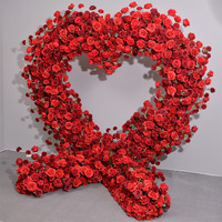 Arche de mariage romantique en forme de cœur avec roses rouge profond, arrangement floral en soie personnalisé pour la décoration de scène de gala haut de gamme