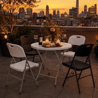 Ensemble assorti : Tables hautes en plastique blanc et chaises pliantes en métal noir