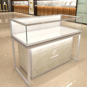 Mostrador de torre de metal moderno con espejo iluminado por LED, bandeja de madera contrachapada y cristal, para joyería, tiendas minoristas y centros comerciales - Product Image 6