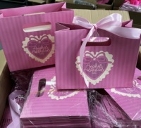 Sacs en papier cadeau de luxe personnalisés avec logo imprimé en feuille d'aluminium, sacs de shopping avec poignées pour emballages de marques haut de gamme