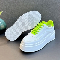 Chaussures pour hommes respirantes, nouvelles, à semelle épaisse, augmentant la hauteur, blanches, tendance, polyvalentes, décontractées, style board.