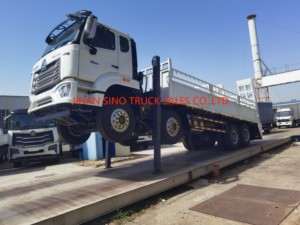 Camion <span class=keywords><strong>de</strong></span> transport lourd 8x4 avec bennes rabattables, vérins hydrauliques et treuil pour le chargement/déchargement autonome - Product Image 4