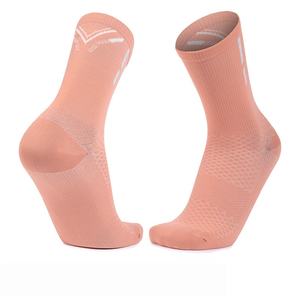 Chaussettes de cyclisme en laine mérinos avec logo personnalisé, chaussettes de sport respirantes de haute qualité pour hommes et femmes, chaussettes thermiques - Product Image 3
