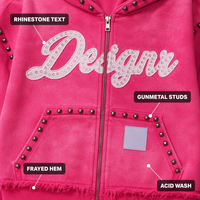 Sudadera con capucha oversize rosa fucsia de algodón polar de 450GSM personalizada con letras de diamantes de imitación, tachuelas color bronce y dobladillo deshilachado para hombre, estilo urbano de lujo.