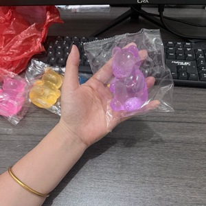 ตุ๊กตาหมีเรนโบว์ PU ของเล่นหนังสือเรื่องหนูน้อยขี่ม้าแดง ของสะสมน่ารัก พร้อมเสียงเพลง ช่วยผ่อนคลาย บรรเทาความเครียด ของเล่นบีบคลายอารมณ์ - Product Image 3