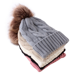 Nouveau design – Bonnets décontractés en acrylique tricoté épais et chaud avec <span class=keywords><strong>pompon</strong></span> pour <span class=keywords><strong>femme</strong></span> – Collection automne-hiver du fabricant - Product Image 2