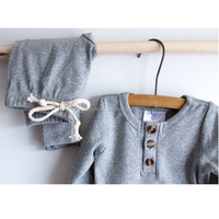 Ensemble de vêtements pour enfants de haute qualité, hauts à boutons pour bébés garçons et filles, pantalon long harem, tenues d'automne en coton, pyjamas, ensemble de détente pour tout-petits