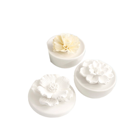 Nouvelle pierre d'arôme de fleur en céramique suspendue pierre de plâtre parfumée huile essentielle naturelle pour la décoration intérieure de voiture et le tiroir et les vêtements