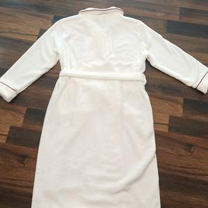 Vente en gros de peignoirs d'hôtel 5 étoiles doux pour la peau linge de bain blanc avec logo personnalisé ensemble de serviettes de bain d'hôtel en polyester pour le <span class=keywords><strong>visage</strong></span> - Product Image 2