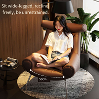 Fauteuil lounge moderne en cuir marron chocolat avec appui-tête en corne, accoudoirs tubulaires, pieds en métal – Chaise d'appoint design pour salon et hôtel