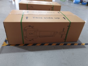 Automatischer elektrischer Scheuersaugautomat für gewerbliche und industrielle Flächen, ideal für Lagerhallen und Fitnessstudios. - Product Image 6