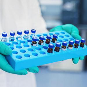 अनुकूलन योग्य ओएम 2 मिली पारदर्शी भूरे रंग का ग्लास क्रोमैटोग्राफी शील्स लैब आपूर्ति - Product Image 6