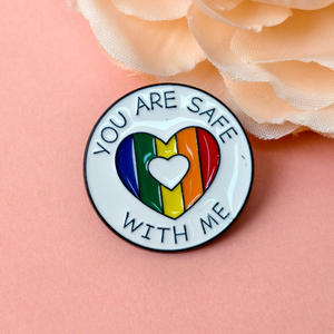 Broche de Moda con la Frase "YOU ARE SAFE WITH ME", Broche Redondo con Letras en Inglés y Corazón Arcoíris para la Comunidad LGBTQ+ o <span class=keywords><strong>Aliados</strong></span>. - Product Image 1