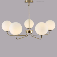 Lustre linéaire Sputnik moderne du milieu du siècle, élégant, à 5 lumières, en laiton, avec abat-jour en verre givré, luminaire suspendu au plafond