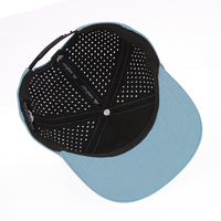 Gorra de Golf Personalizada de 5 Paneles, Elástica, de Alto Rendimiento, Color Azul Claro, con Bordado 3D, Perforaciones Láser, Cuerda Decorativa y Visera Plana con Cierre a Presión