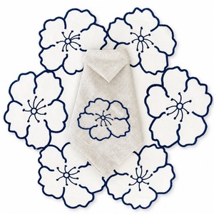 Serviette en coton brodée, style floral, motif floral, décoration de table faite à la main, forme carrée - Product Image 1