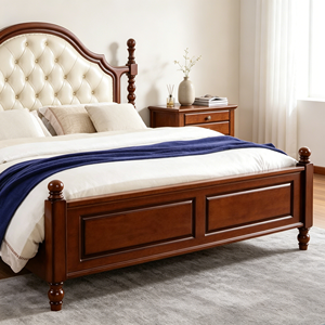 Base de Cama Tapizada Tradicional Tamaño Queen con Cabecera de Cuero Sintético y Postes de Madera - Product Image 2
