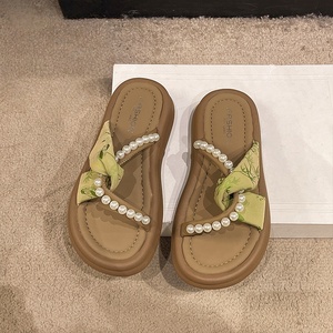 รองเท้าแตะแฟชั่นผู้หญิงแบบใหม่สำหรับฤดูร้อน สไตล์หวานๆ ใส่ได้ทั้งในบ้านและนอกบ้าน กันลื่น ประดับมุก ดีไซน์สบายๆ เหมาะสำหรับไปเที่ยวทะเล รับสั่งทำได้ - Product Image 1