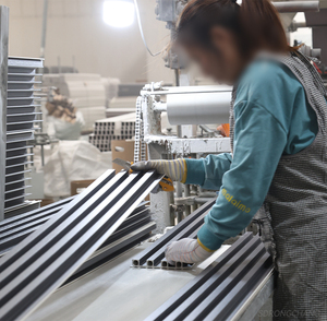 Revêtement mural en PVC WPC à design moderne, panneau mural cannelé, revêtement mural économique, décoration intérieure, imperméable pour maison, hôtel, salon - Product Image 5