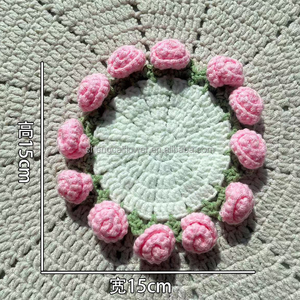Sous-verre romantique fait main au design nouveau, en forme de bouquet de roses tricotées, idéal pour un cadeau ou la décoration de la maison - Product Image 4