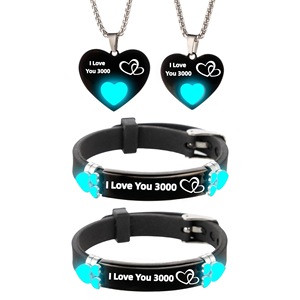 Ensemble collier et bracelet en acier inoxydable lumineux en forme de cœur « I Love You » tendance et très vendu pour lui/elle - Product Image 1