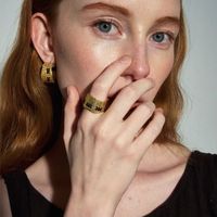 Mochen Messing Schimmernder Nischen-Breitbandring; Kühner Trendiger Ring mit Farbiger Kordel-Textur Minimalistische Cool-Girl Ästhetik